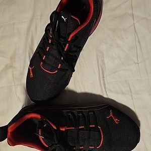 Mens red and back size 8